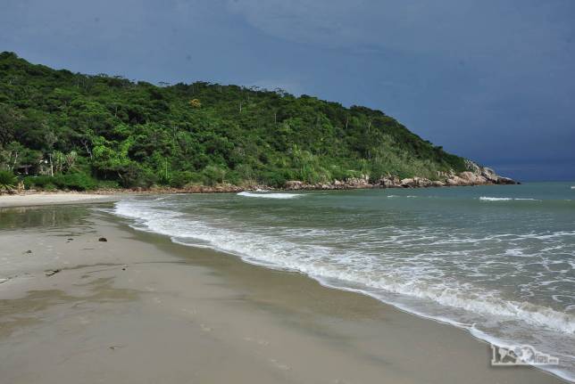 A isolada praia de Naufragados, no extremo sul de Florianópolis, Ilha de Santa Catarina